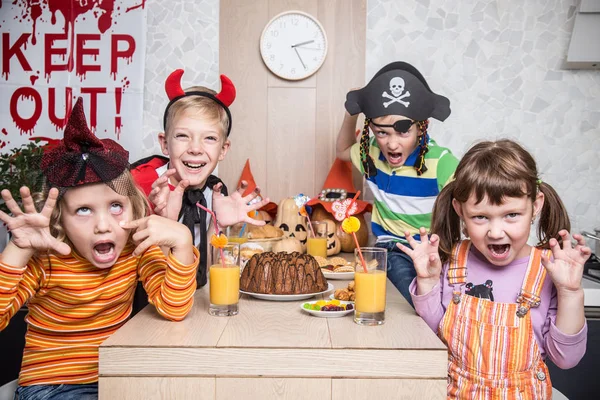 Grupo Niños Divertidos Traje Celebran Juntos Una Fiesta Halloween — Foto de Stock