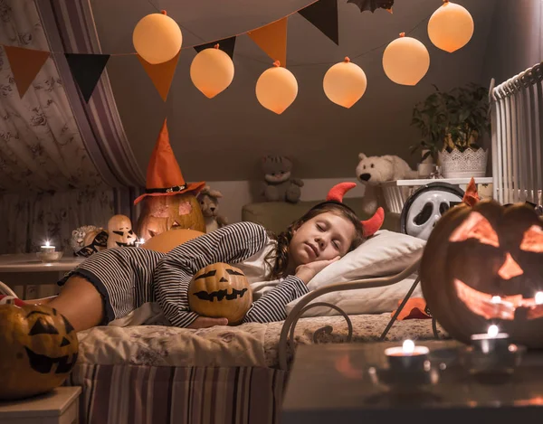 Niña Está Durmiendo Dormitorio Infantil Decorado Para Halloween —  Fotos de Stock