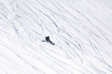Karda kayak merkezinde dağ yamacı, snowboard skiting