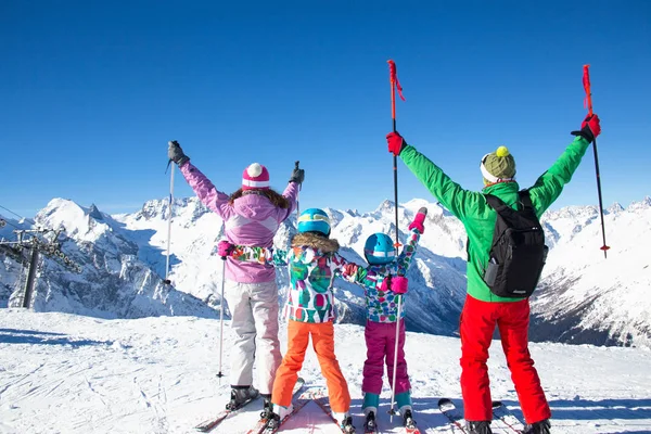 Glückliche Familie Alpiner Skiausrüstung Skigebiet — Stockfoto