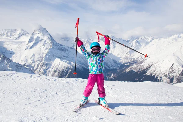 Bambina Sci Alpino Pattinaggio Pista Nella Stazione Sciistica — Foto Stock