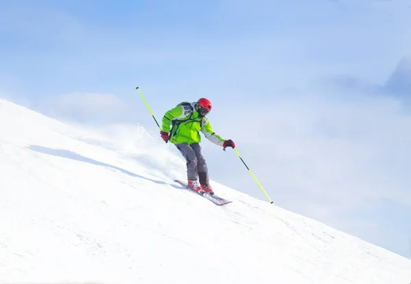 山の中の雪道をスキーする男 — ストック写真