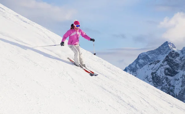 Jeune Femme Skiant Sur Une Route Enneigée Dans Les Montagnes — Photo