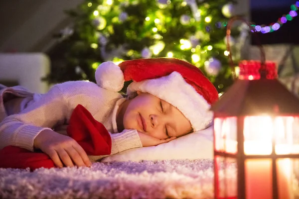 Holčička Dárečkem Spí Pod Vánoční Stromeček — Stock fotografie
