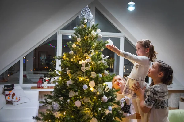 Três Meninas Decora Uma Árvore Natal Casa — Fotografia de Stock
