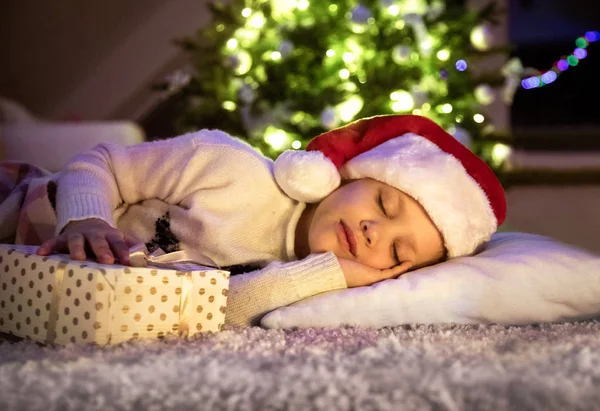 Klein Meisje Met Cadeau Slapen Onder Kerstboom — Stockfoto