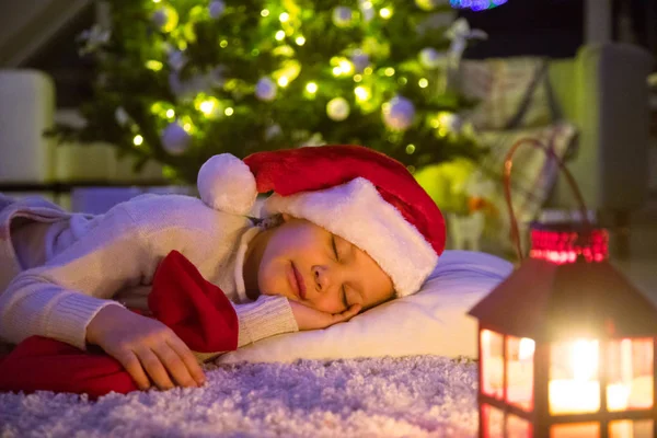 Menina Com Presente Dormindo Sob Árvore Natal — Fotografia de Stock