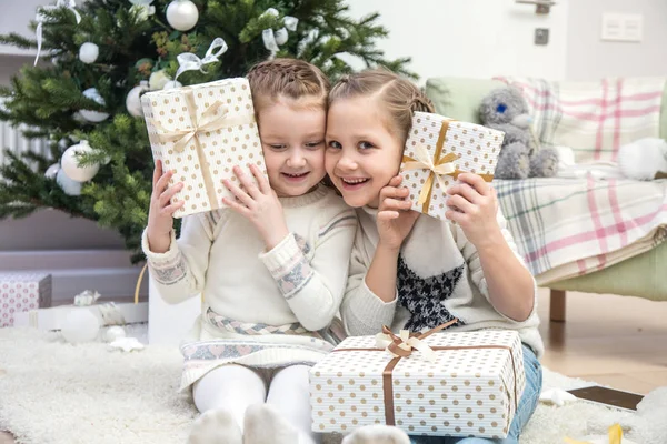 Bambine Sotto Albero Natale — Foto Stock