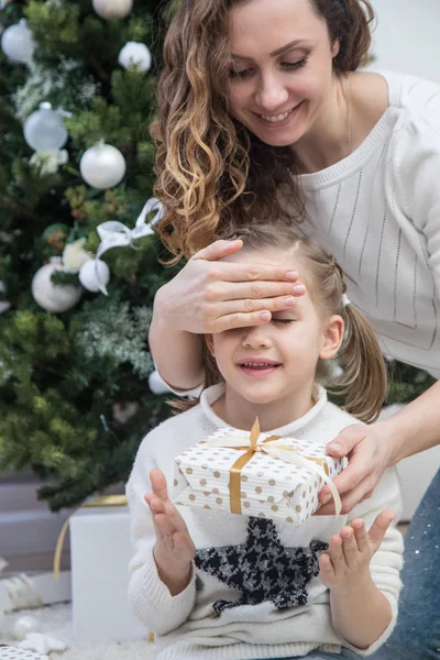 Matka Překvapivé Její Dcera Vánoční Dárek — Stock fotografie