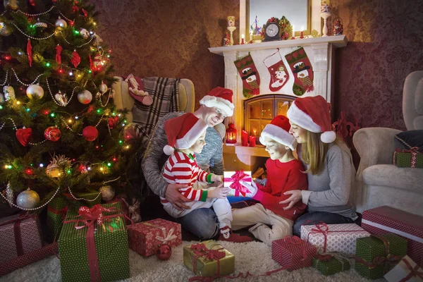 Feliz Familia Celebrando Navidad Cerca Chimenea Bajo Árbol Navidad —  Fotos de Stock