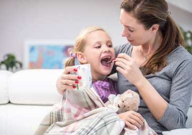 bakım anne bir genç kızı evde hastalık için tedavi ediyor.