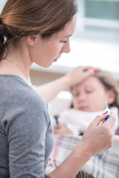 Mutter Sitzt Krankenbett Des Kranken Mädchens Und Misst Die Temperatur — Stockfoto