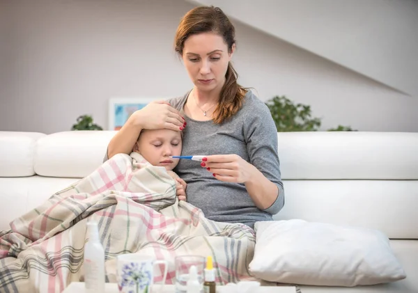 Mãe Senta Cabeceira Menina Doente Mede Temperatura — Fotografia de Stock