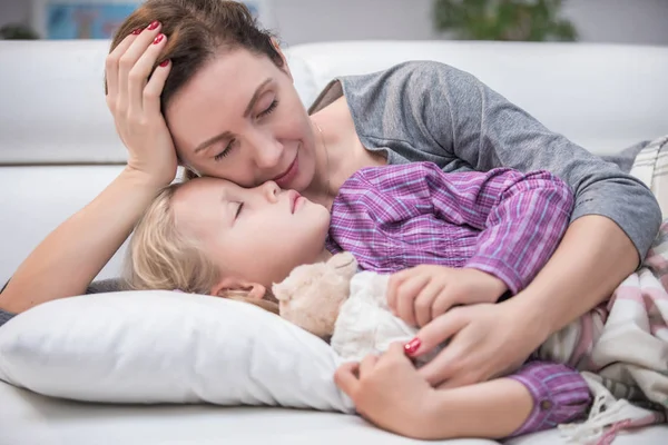 Zorgzame Moeder Hugs Haar Jonge Dochter Slaap Aan Ziekte Thuis — Stockfoto