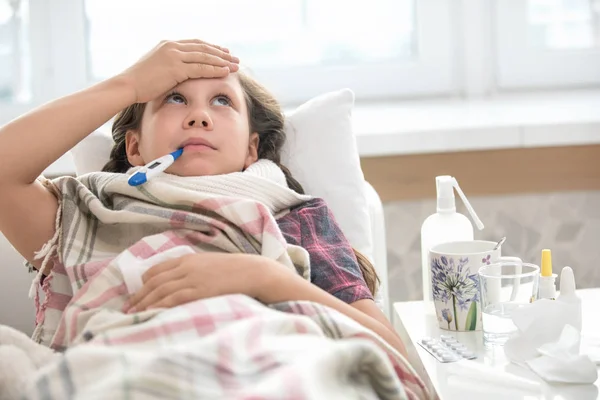 Niña Está Enferma Mantiene Termómetro Para Medir Temperatura — Foto de Stock