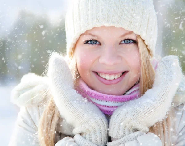 Portret Van Blond Jonge Vrouw Winter — Stockfoto