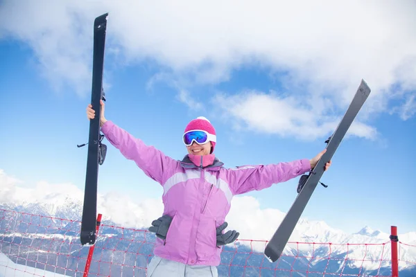 Ritratto Giovane Donna Sugli Sci Alpini Tra Montagne Innevate — Foto Stock