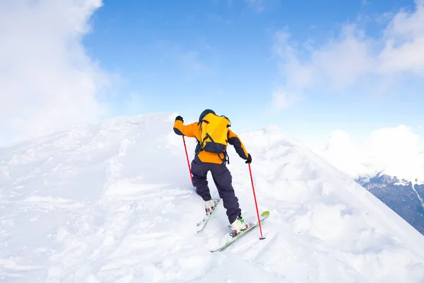 Mann Beim Skifahren Auf Verschneiter Straße Den Bergen — Stockfoto