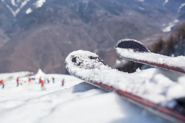 アルペン スキーは 雪をかぶった山々 の立っているを設定 — ストック写真