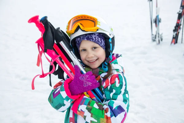 Портрет Маленькой Девочки Горных Лыжах Склоне Горнолыжного Курорта — стоковое фото