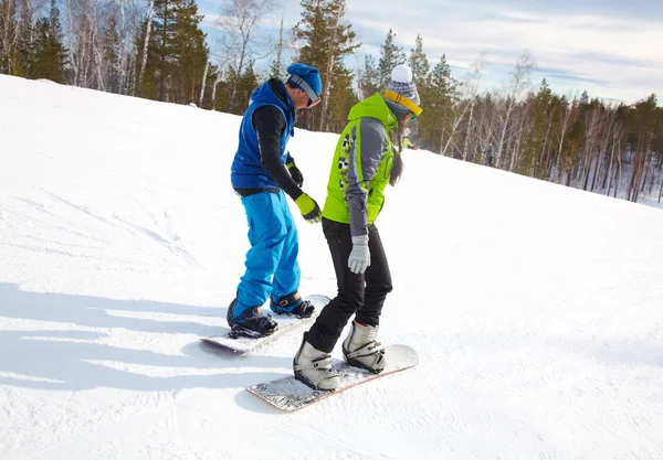 Unga Par Snowboardåkare Lärande Skridskor Skidort — Stockfoto