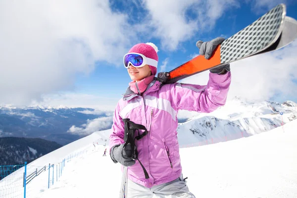 在雪山的阿尔平滑雪上的年轻妇女的画像 — 图库照片