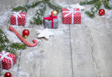 güzel dizi Noel aksesuarlar - Noel ağaç dalları, hediyeler, dekorasyon ahşap zemin üzerinde