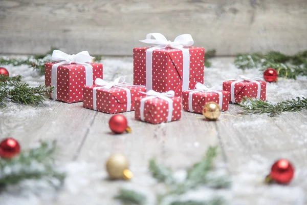 Vacker Uppsättning Jul Tillbehör Jul Träd Grenar Gåvor Dekorationer Trägolvet — Stockfoto