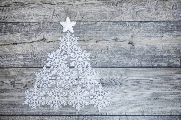 Hermoso Árbol Navidad Hecho Copos Nieve Decorativos Sobre Fondo Madera —  Fotos de Stock