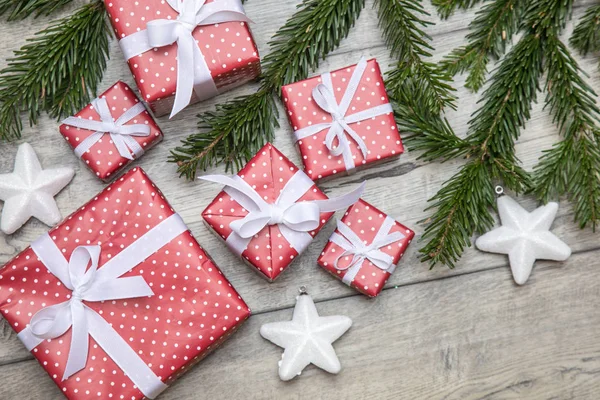 美丽的圣诞图片与树枝的圣诞树 礼物和新年的装饰品 — 图库照片