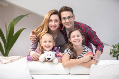Annem ve babam evde eğleniyor, çocukları aile yaşam tarzı portresi