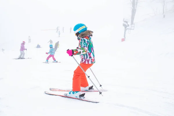 家族のスキー リゾートでスキー — ストック写真