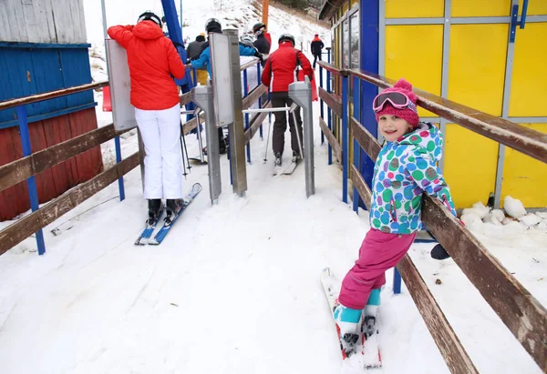 Liten Flicka Skidutrustning Står Vid Vändkors Stolsliften Ski Resort — Stockfoto