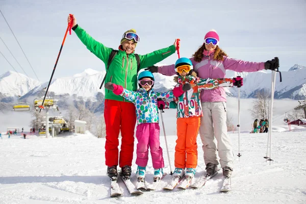 Ritratto Una Famiglia Sportiva Attrezzatura Una Stazione Sciistica — Foto Stock