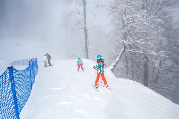 Familienskifahren Skigebiet — Stockfoto