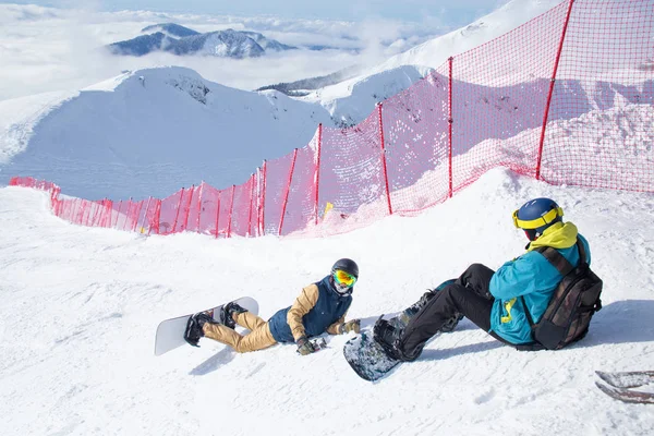 Unga Par Snowboardåkare Gör Sig Redo För Skidåkning Skidort — Stockfoto