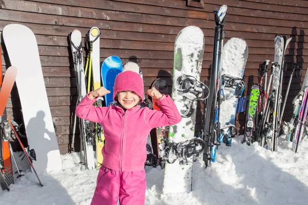 在冬季度假村滑雪和滑雪板背景的小女孩 — 图库照片
