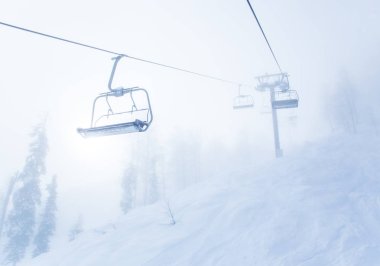 Telesiyej siste karla kaplı dağlar arasında bir kayak merkezinde