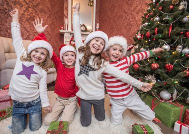 Noel partisi grubu ile dört çocuk sunar