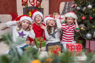 Noel partisi grubu ile dört çocuk sunar