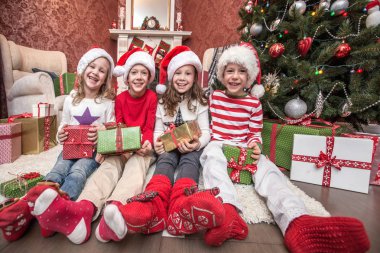 Noel partisi grubu ile dört çocuk sunar