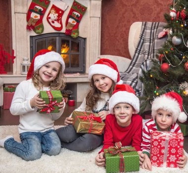 Noel partisi grubu ile dört çocuk sunar