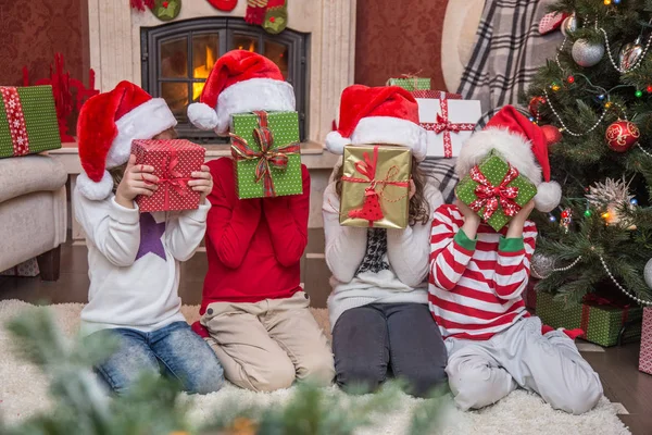 Grupo Cuatro Niños Con Regalos Fiesta Navidad — Foto de Stock