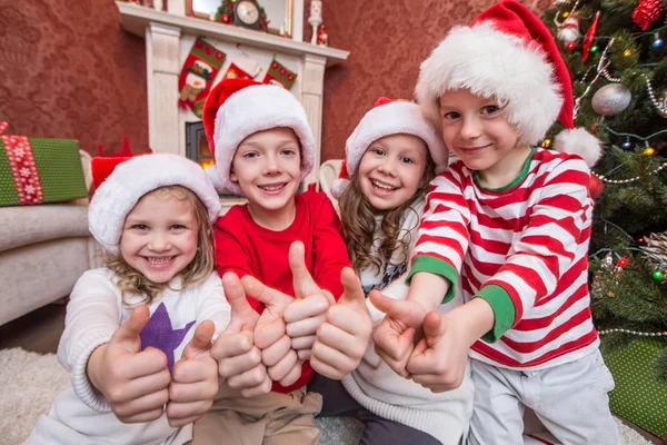 Grupo Cuatro Niños Con Regalos Fiesta Navidad — Foto de Stock