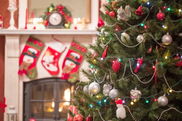 Festivamente Decorado Apartamento Com Lareira Árvore Natal — Fotografia de Stock