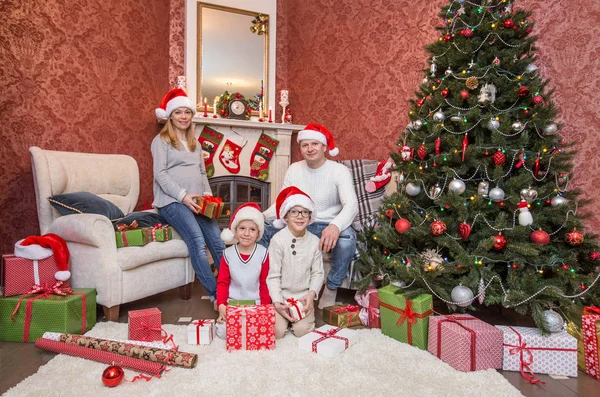 Famiglia Felice Che Celebra Natale Vicino Camino Sotto Albero Natale — Foto Stock