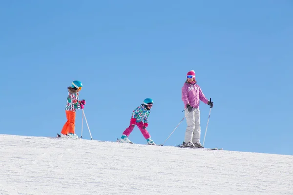 Jeune Femme Skiant Avec Deux Enfants Dans Une Station Ski — Photo