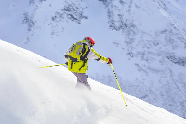 Человек Катается Лыжах Заснеженной Дороге Горах — стоковое фото