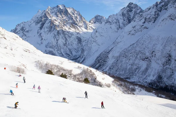 山スキー場のゲレンデの上でスケートの人々 の質量の表示 — ストック写真