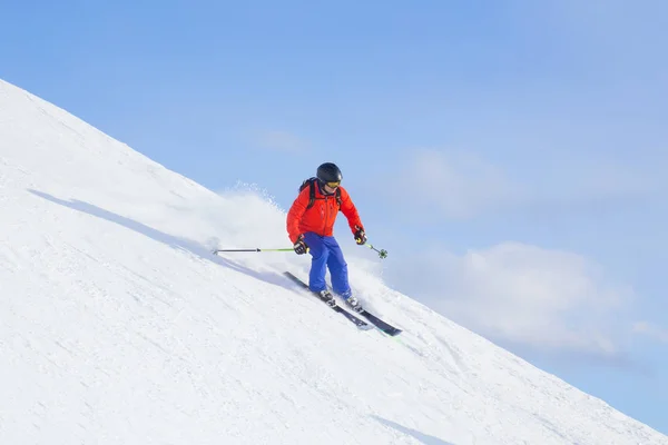 Uomo Sciare Una Strada Innevata Montagna — Foto Stock